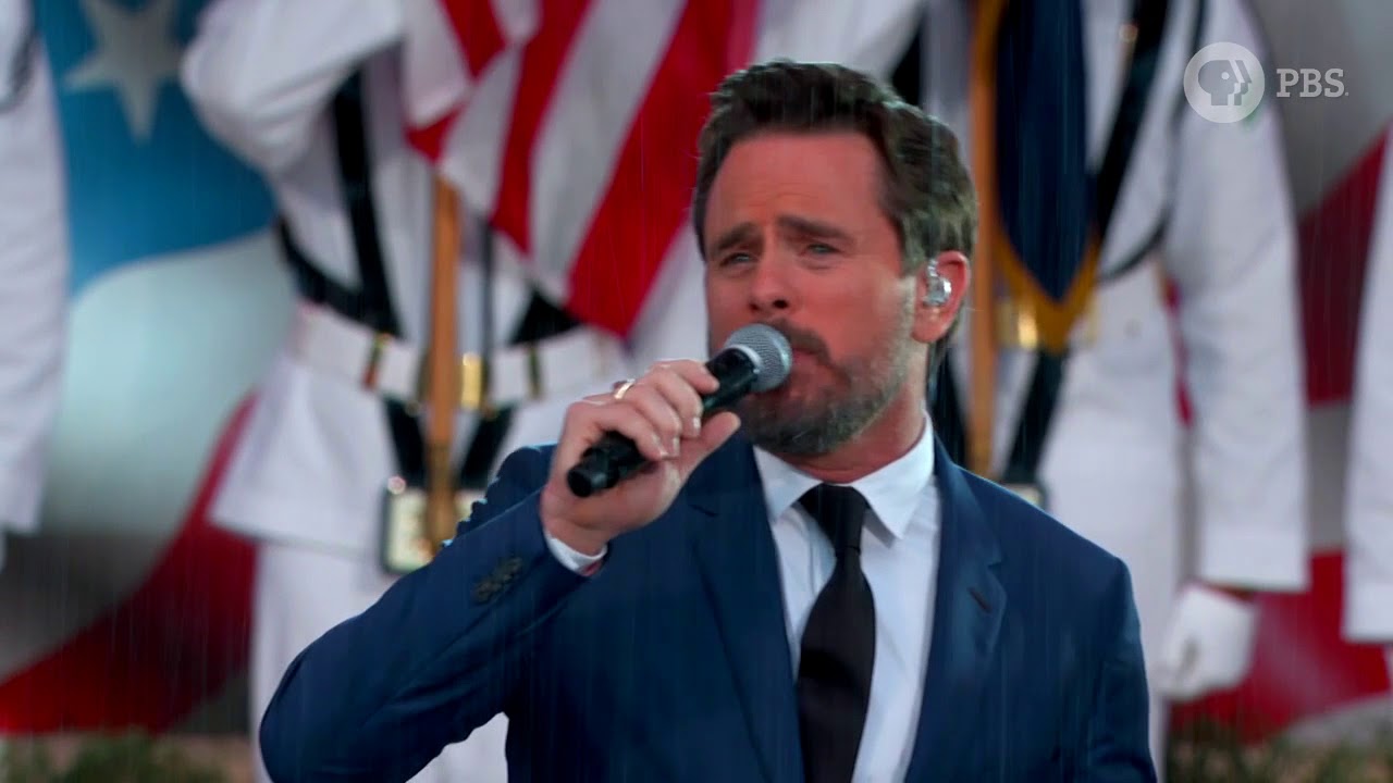 Charles Esten performing 