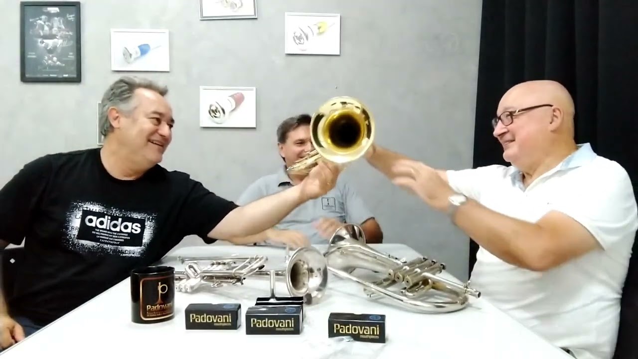 Cláudio Sampaio (Cambé) e Manoel Santos (Mané) testando o Flugel da HS Musical