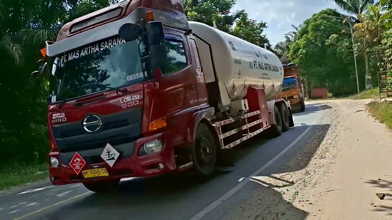 Cuaca hari ini sangat panas.