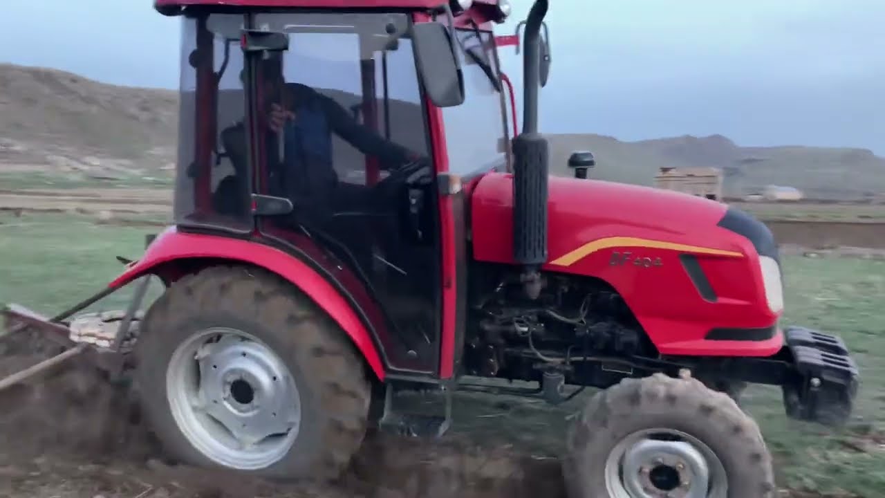 mini traktor Dong feng 404 s plugom