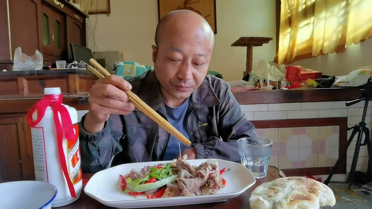 先在山里边转一会，回家吃炖羊肉喝酒，白酒差不多喝了六两多