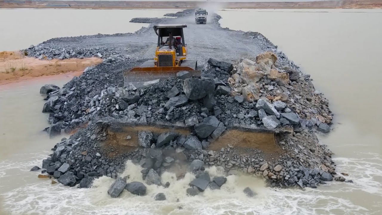 Emergency action! Road construction, land boundary demarcation, operator use bulldozer push rock