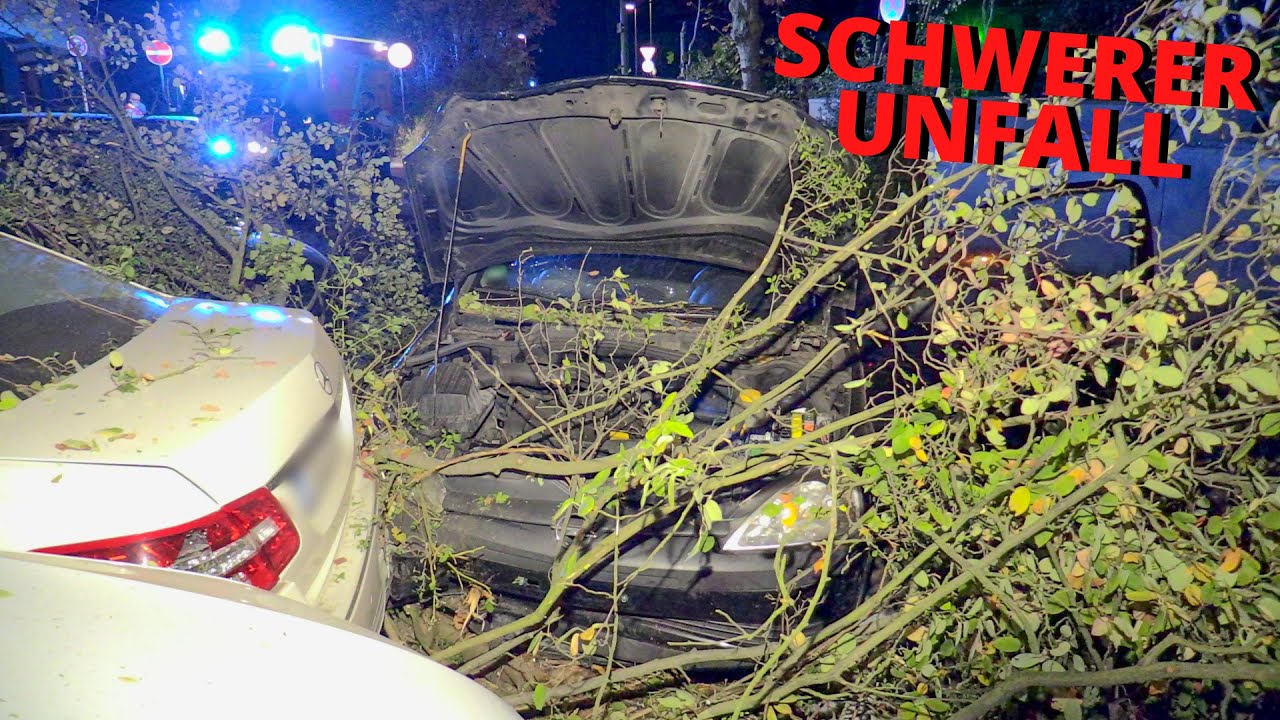 [SCHWERER UNFALL IN NEUSS] - PKW durchbrach Grünstreifen & krachte in geparkte Autos | 3 Verletzte -