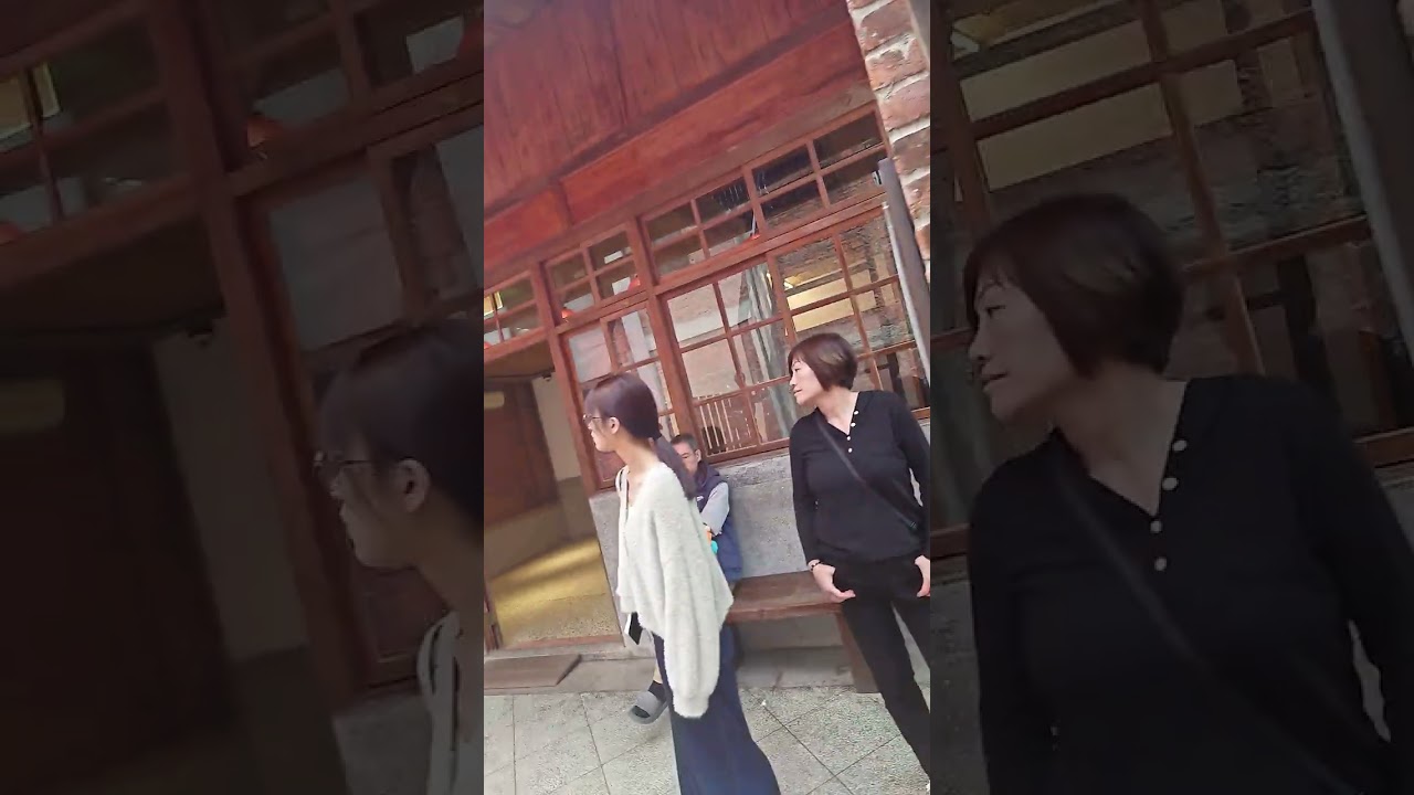 台北市郷土教育中心とは台北萬華區(艋舺區)に龍山寺近くにある觀光地です それで 昔しままに残した剝皮寮の商業區町に古き建築が並んで見えです 現地で撮った映像ですね