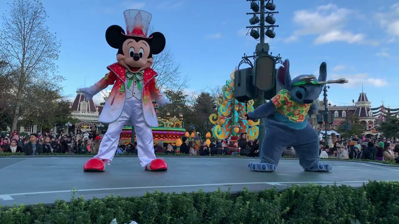 Mickey & Stitch at Mickey’s Dazzling Christmas Parade Show Stop Disneyland Paris