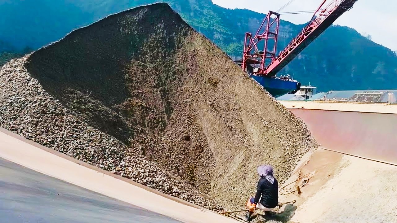 3,000 Tons of Sand Unloaded Smoothly &ndash; Satisfying Flow You Can&rsquo;t Look Away From 😍