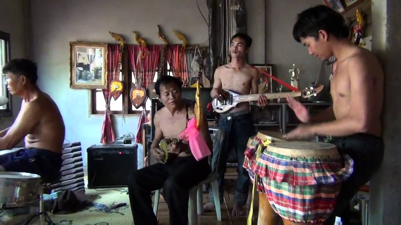 พ่อทองใส ทับถนน
