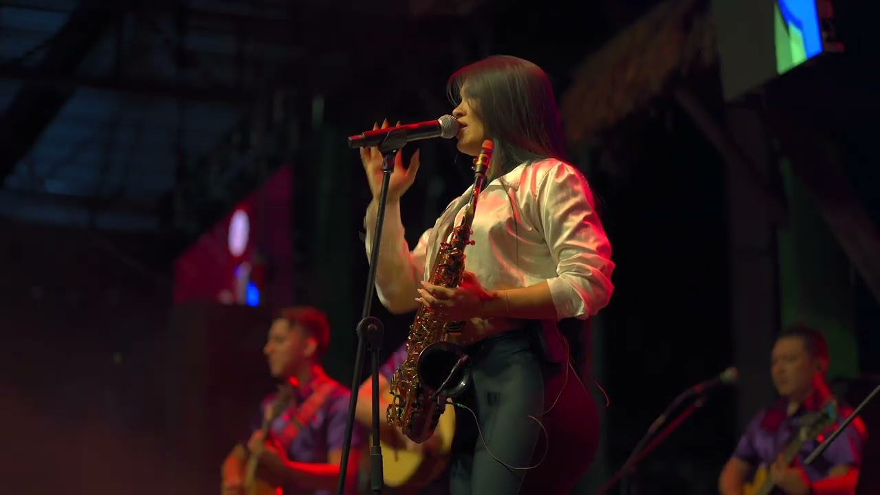 Banda Fuego Cruzado ft Moly La Patrona (La mesa del rincón)