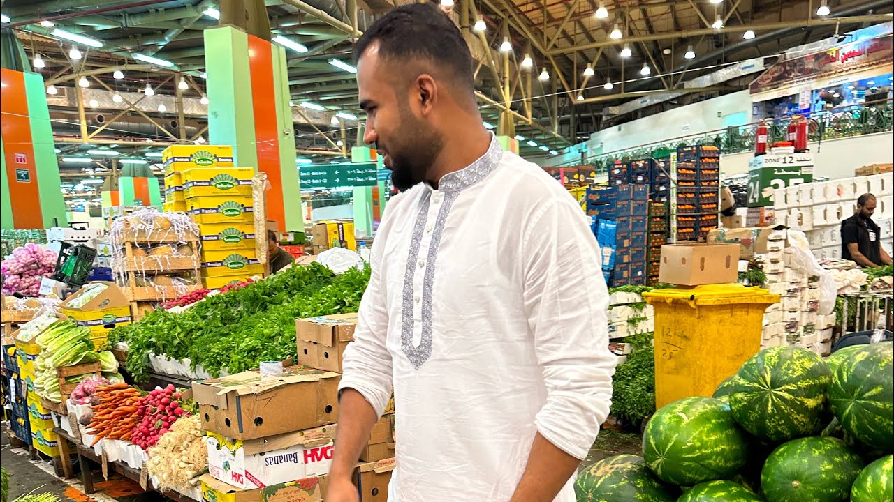 কুয়েত পাইকারি বাজার   Kuwait central fruit and vegetable market. 