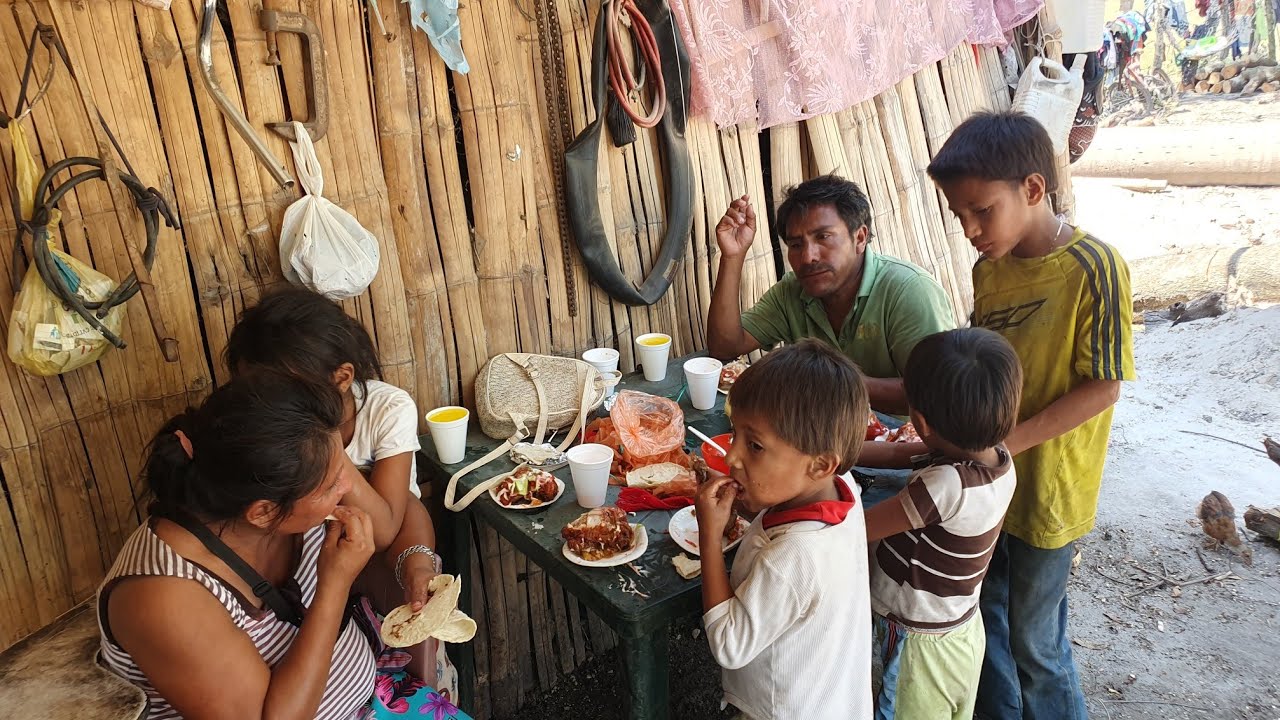 Romario Les Compro Almuerzo A Toda La Familia Pollito Con Papas Y Asu Grupo Alo Chapin # 5/7