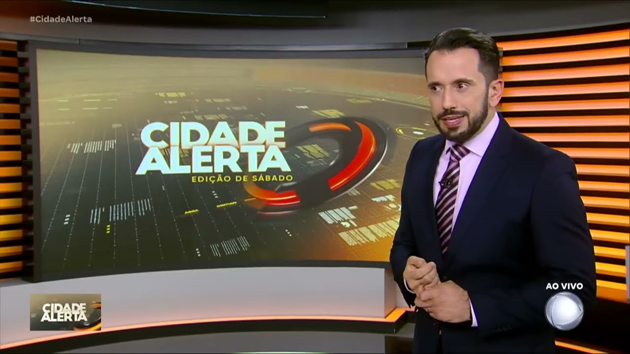 Vitima de assalto tem atitude extrema: mulher salta no capô de carro para impedir roubo