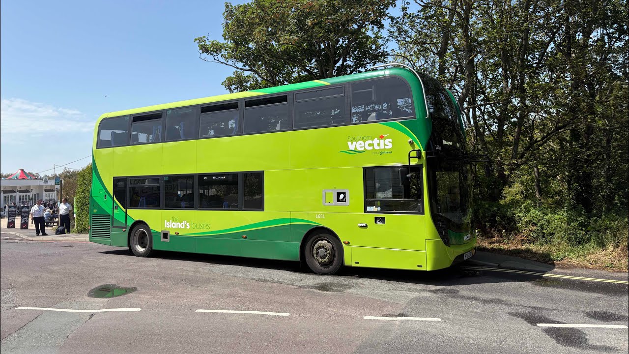(Thrash)￼￼ Southern Vectis 1648 ADL enviro400 MMC on route 12