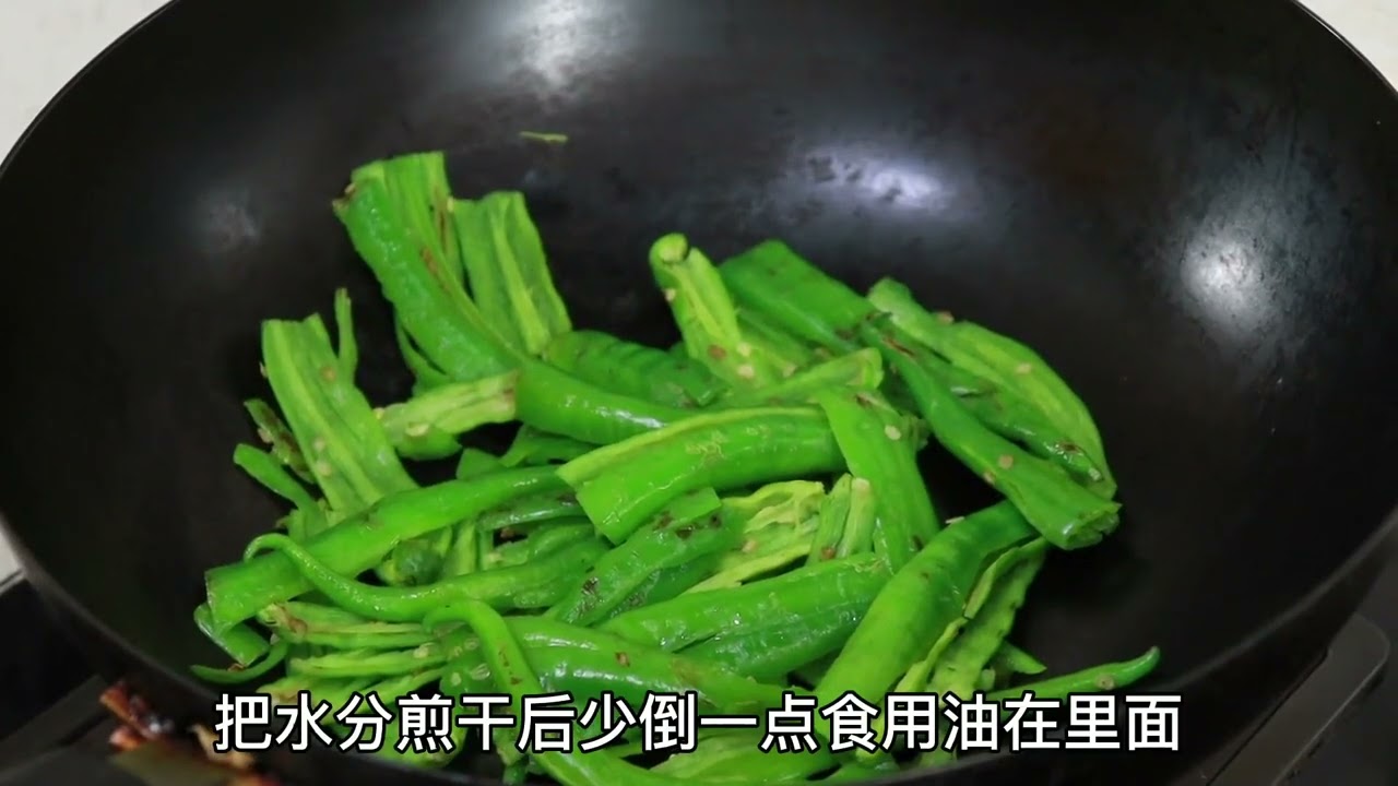 1把青椒，4个鸡蛋，川菜新吃法，好多人没见过，比青椒肉丝更下饭 #美食 #荷包蛋 #鸡蛋 #下饭菜 #家常菜