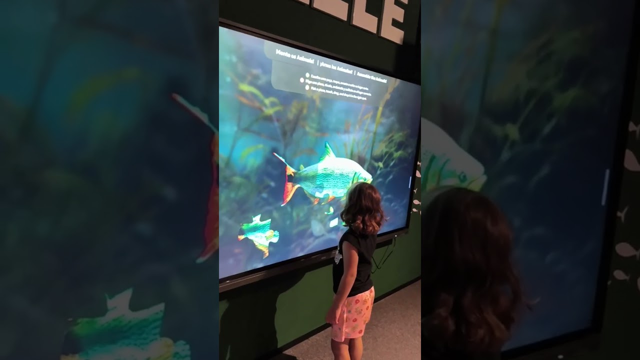 Atividade interativa de quebra-cabeça digital no aquário AquaFoz 