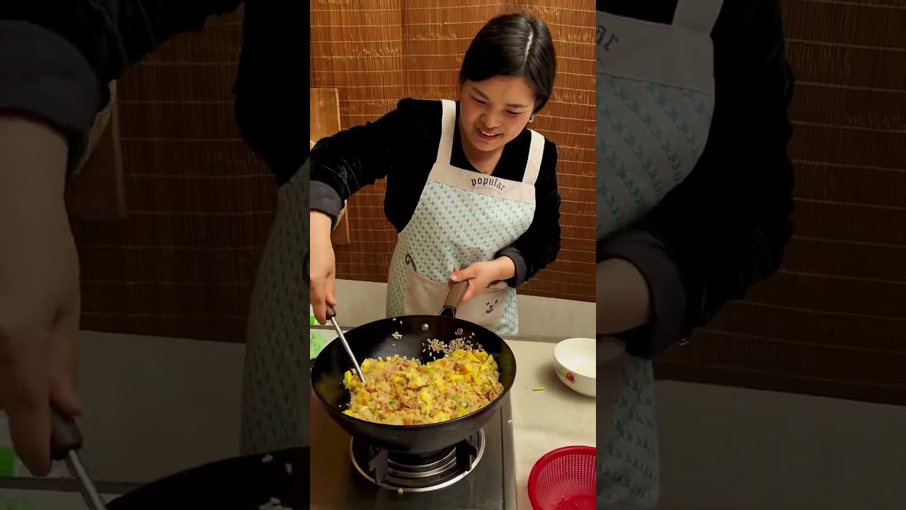 每次都是蛋炒饭，今天来个菠萝炒饭，味道还不不错，酸甜的，可以试试哈！#我的乡村生活 #菠萝饭