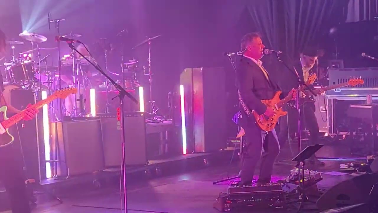 Modest Mouse - Fly Trapped In A Jar (live)
