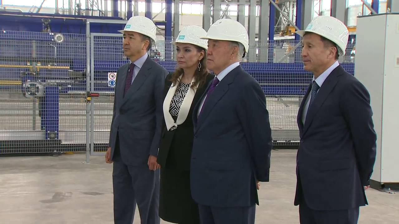 Назарбаев посетил домостроительный комбинат 