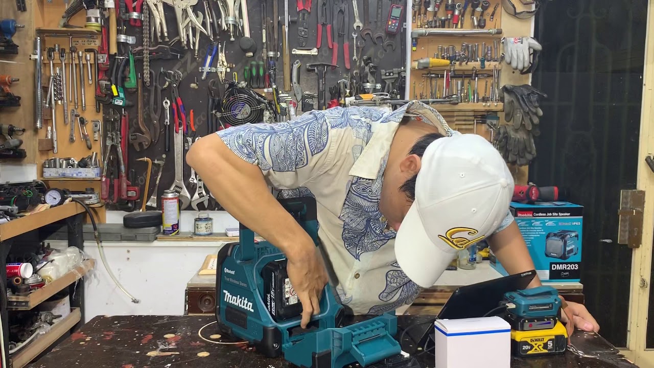 Loa công trinh makita DMR 203