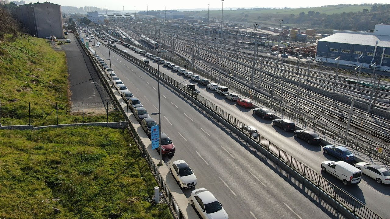 Halkalı Marmaray İstasyonu çevresine park eden yüzlerce araç havadan görüntülendi