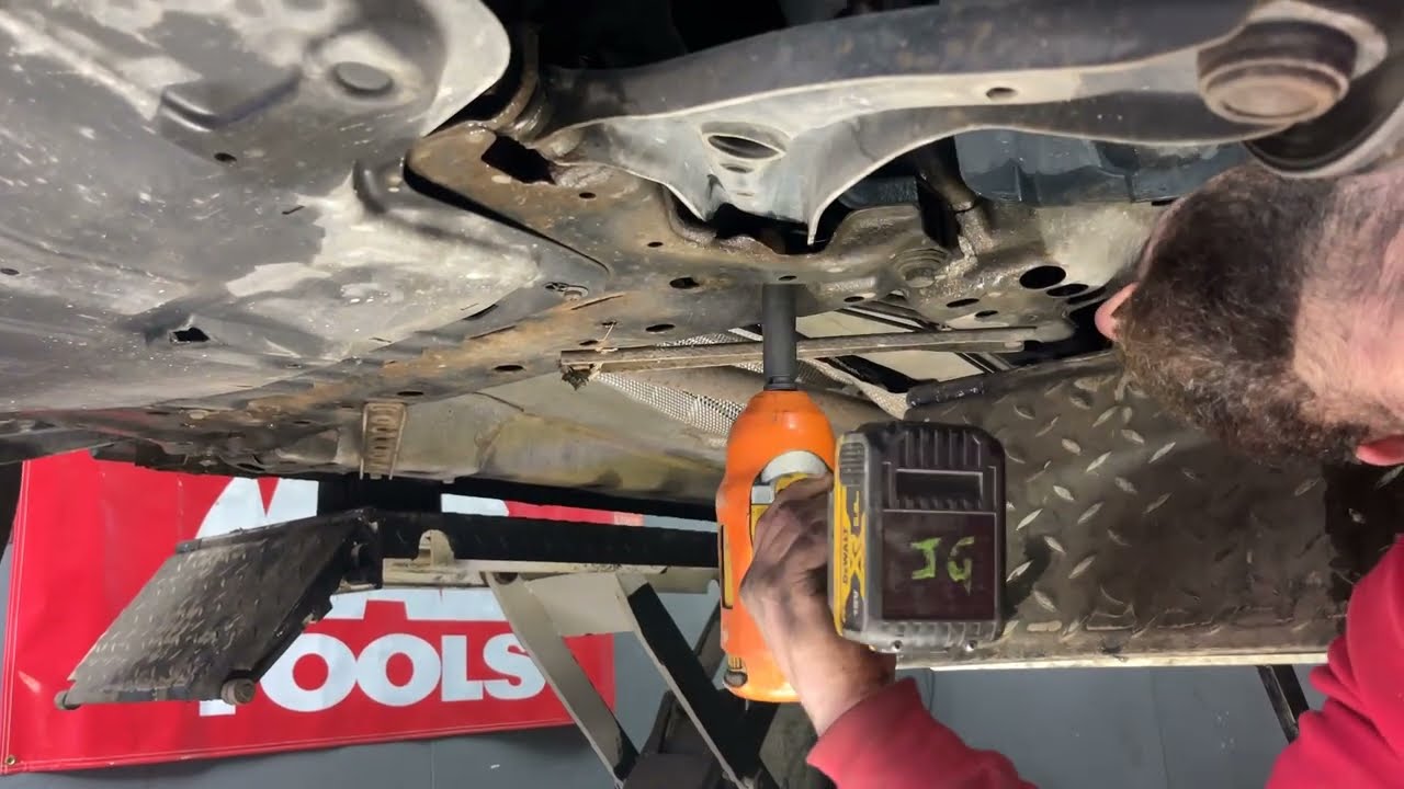 Как заменить нижний поперечный рычаг Ford Fiesta