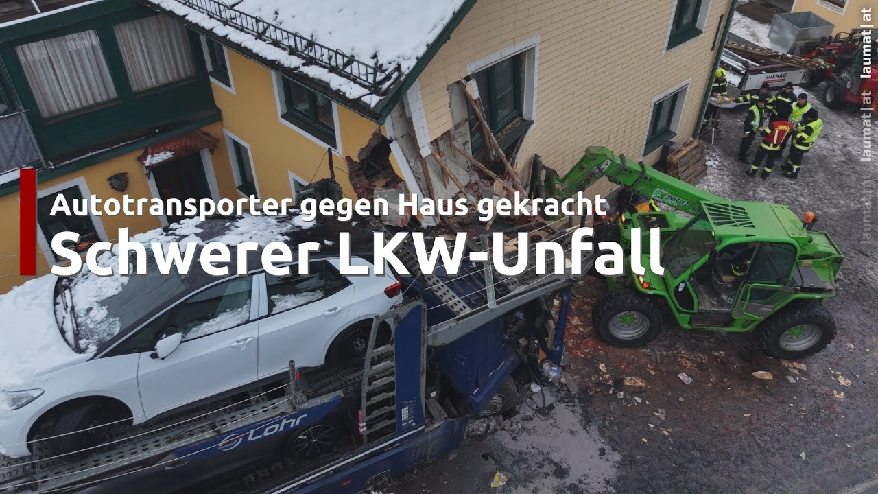 Ganzes Hauseck weg: Autotransporter kracht auf Mauerkirchener Straße bei Weng im Innkreis gegen Haus