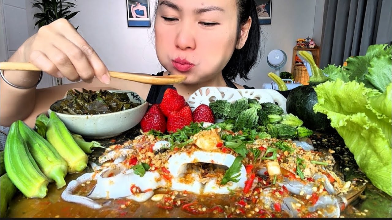 Thaifood ASMR หมึกมะนาวกุ้งสดแซบๆ กับแกงขี้เหล็กฝีมือแม่ Lamon squid and fresh shrimp MUKBANG SHOW 