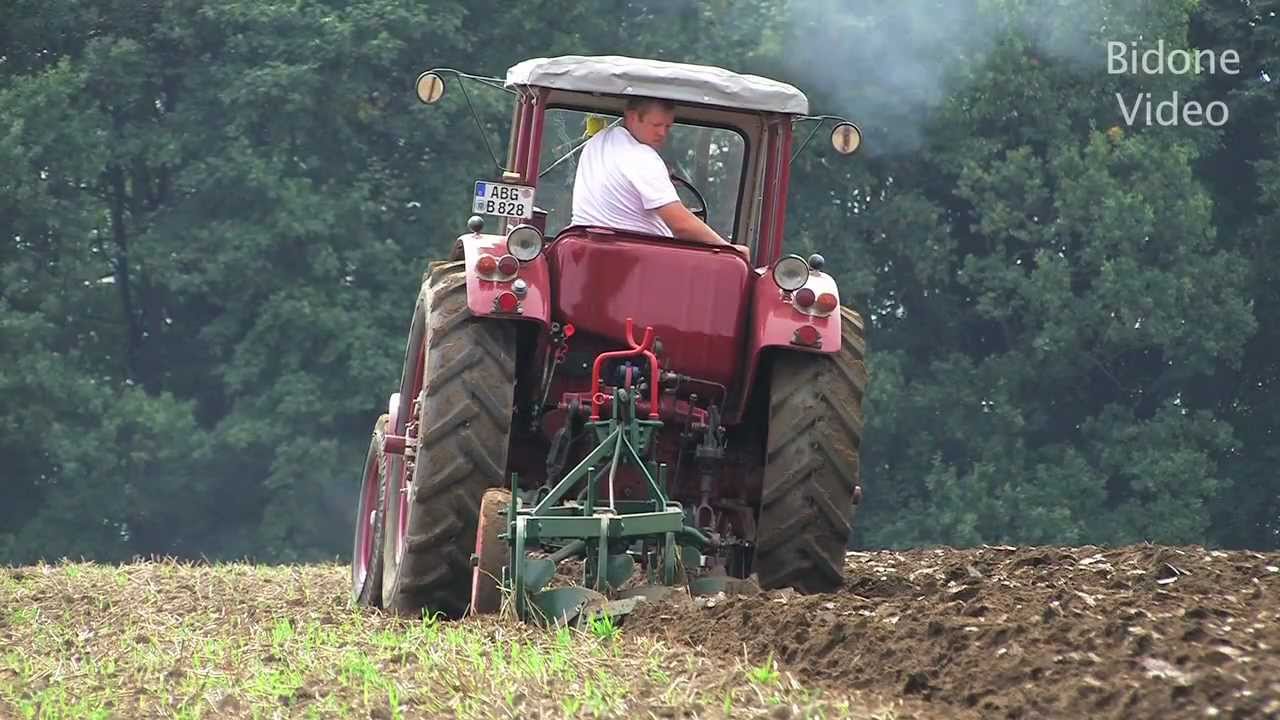 Historisches Pflügen mit alten Traktoren und Schleppern - historic ploughing