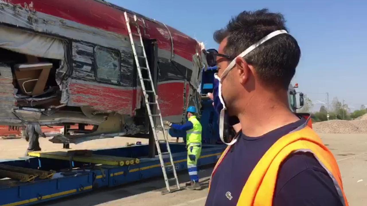 La motrice del treno deragliato lascia Ospedaletto Lodigiano: verrà demolita