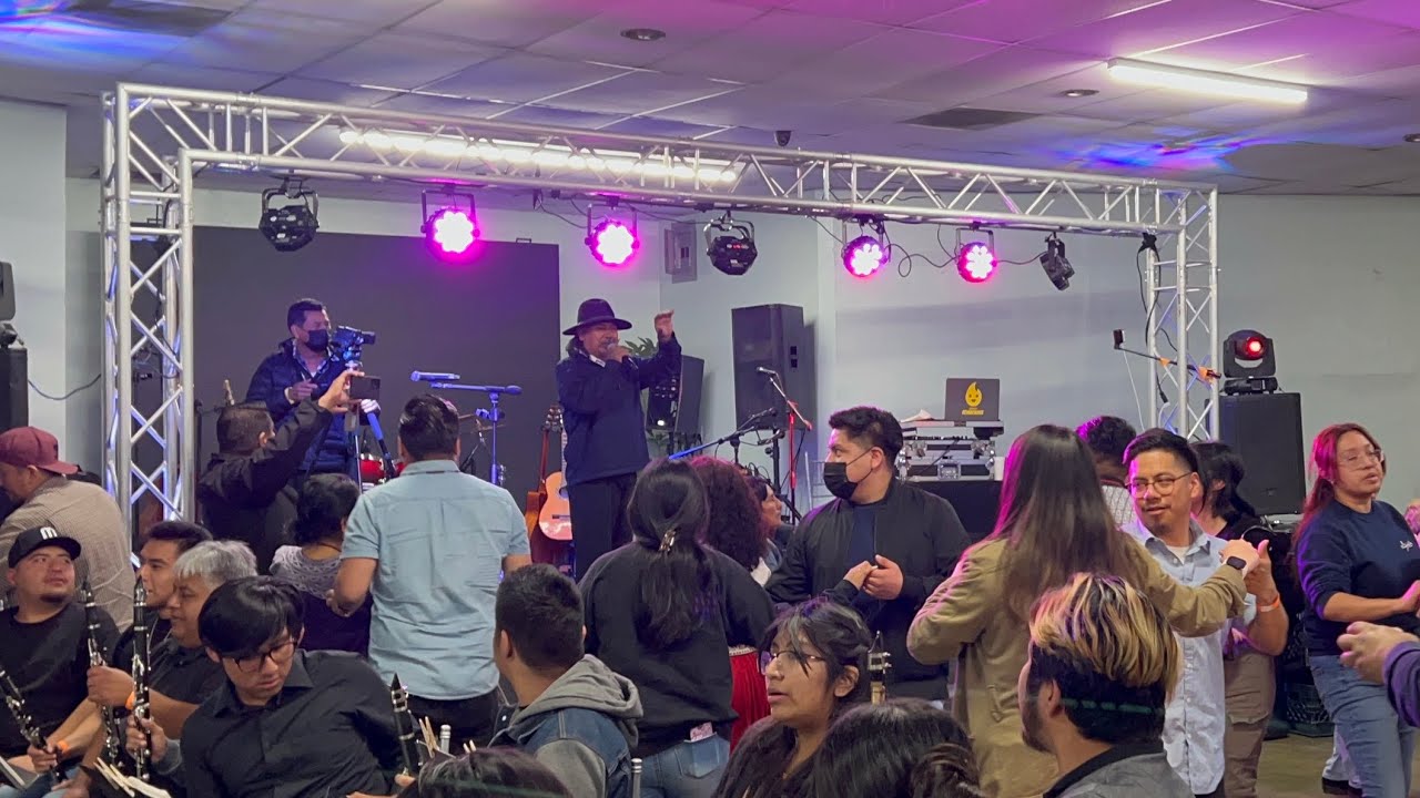Angel Robles cantando con La Banda Yatzachi El Bajo Los Angeles - Kermes de YEB en OaxaCalifornia