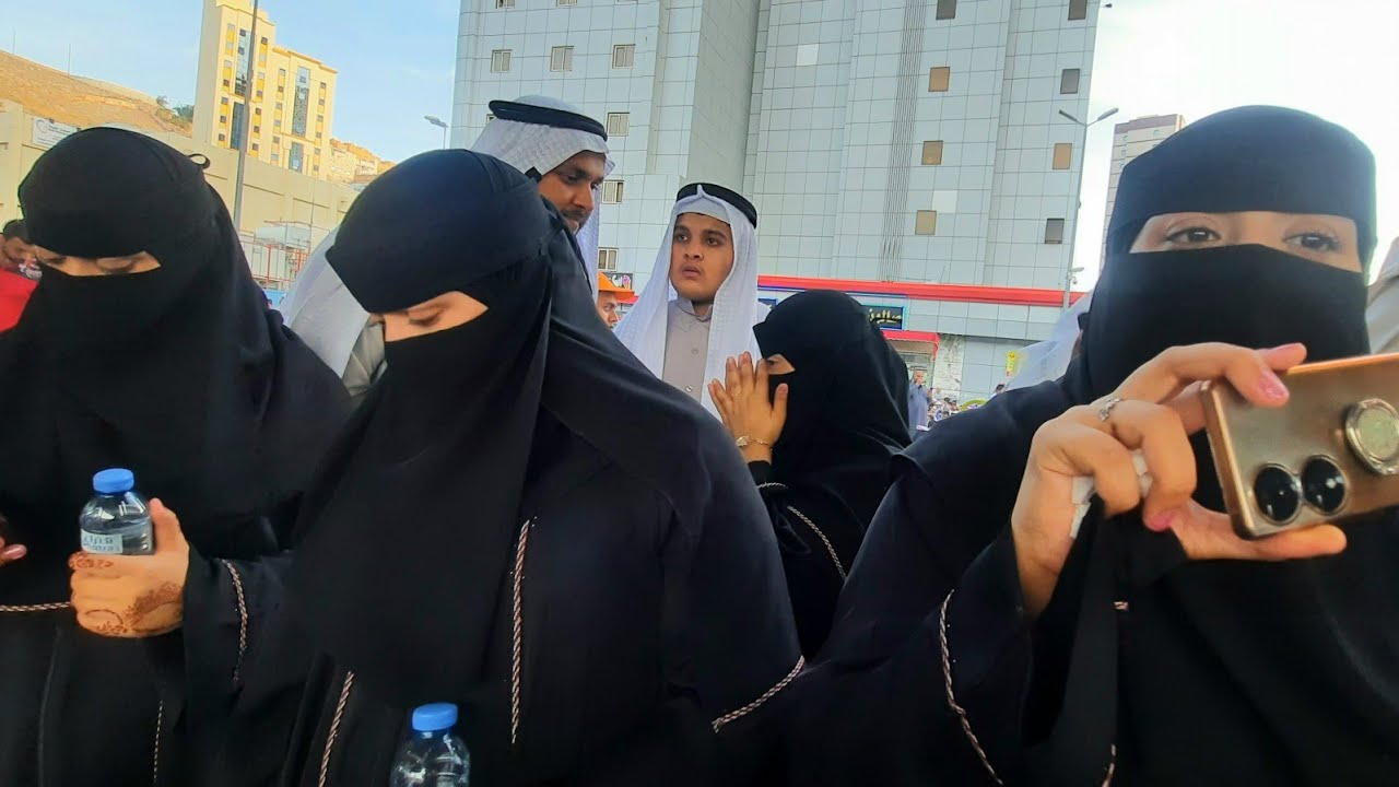 فلوق اول يوم عيد الفطر 🤍 صلينا بالشارع باجواء العيد بمكة 🥲 صلاة العيد في الحرم المكي