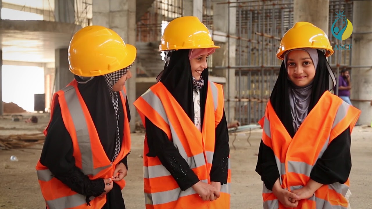 شاهد .. أيتامٌ يشاركون في بناء 