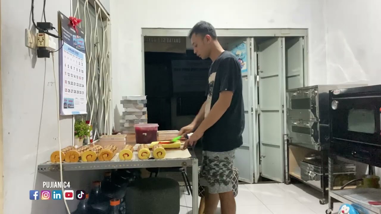 SUAMI BIKIN ORDERAN ROLLCAKE 20 ROLL AKU BAGIAN BIKIN SNACK BOX PRDERAN DARI JAKARTA ACARA DI PWT