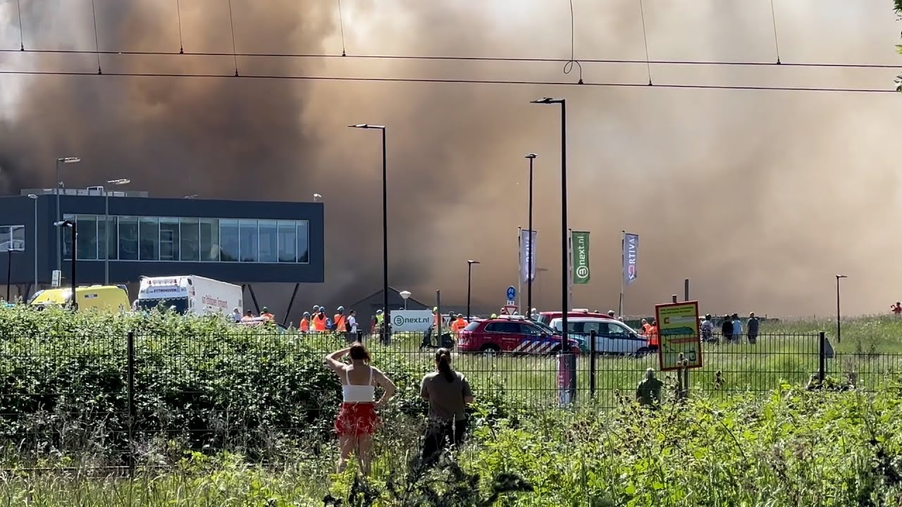 Zwarte rookwolken boven Vlaardingen: zeer grote brand bij recyclingsbedrijf