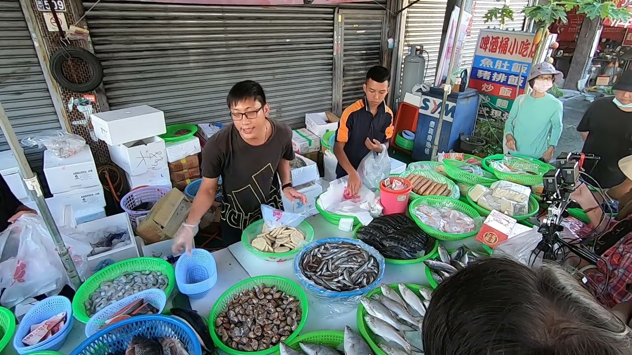 徒弟比師父還狠 一樣的價格 硬是再多加兩隻給客人開心 台中太平803中山市場中山路二段509號 台中海鮮兄弟 海鮮拍賣 海鮮叫賣  叫賣哥 seafood auction