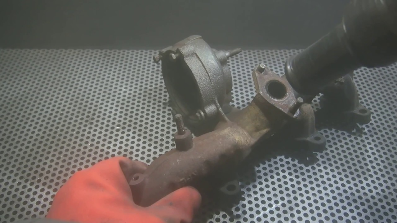 Piaskowanie kolektora wydechowego - piaskarka kabinowa ciśnieniowa BLASTERON