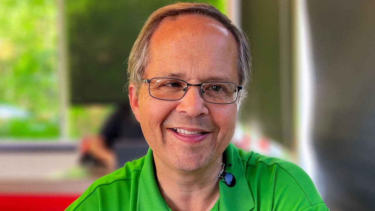A grocery bagger inspiring thousands of people