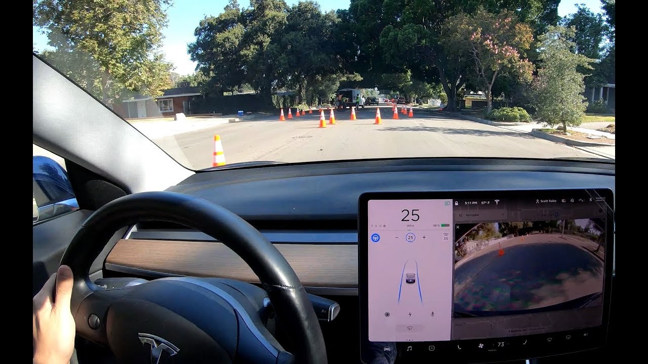 Tesla Autopilot V10 Navigating Construction Cones