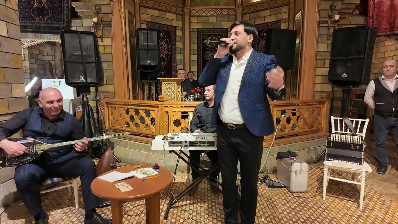 Müğənni-Aparıcı  Emin Məmmədov (Türk mahnısı Unuta Bilsem-Əmrah)