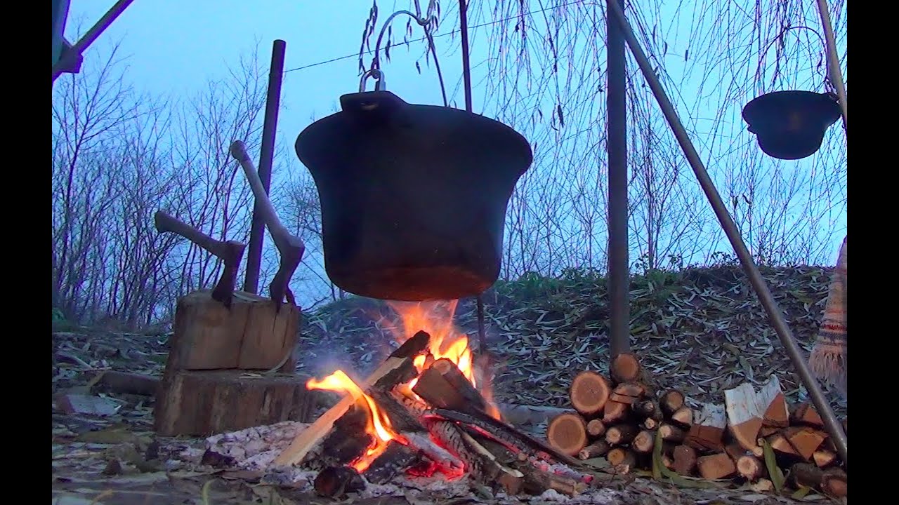 Sarmalute la ceaun din fonta gatit in aer liber