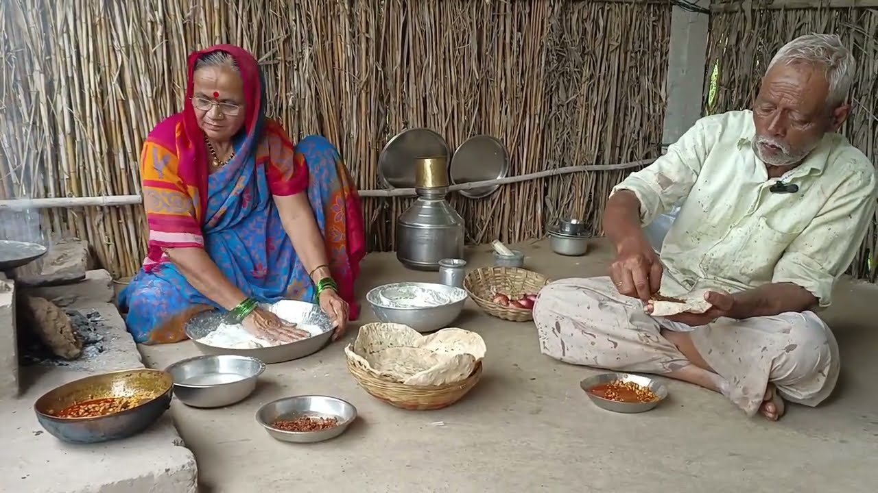 दोन भाकरी जास्तचं खाणार असा वेगळ्या पध्दतीने केलेला झणझणीत डाळ कांदा ,कांद्याची चटणी ,आरावरची भाकरी