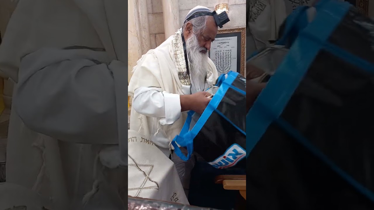 הנחת תפילין שמושא רבה הרב ישראל אביחי שליט