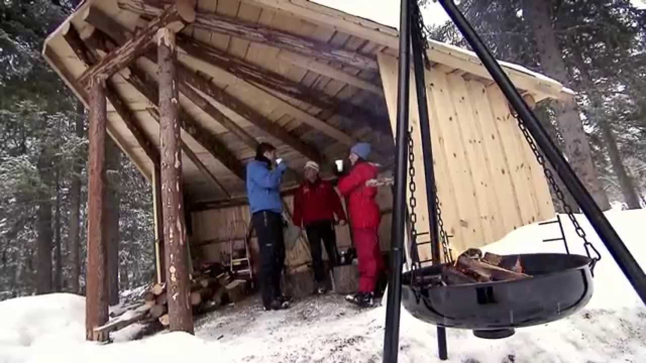 Gapahuk med unge byggmestere - Den Norske Turistforening