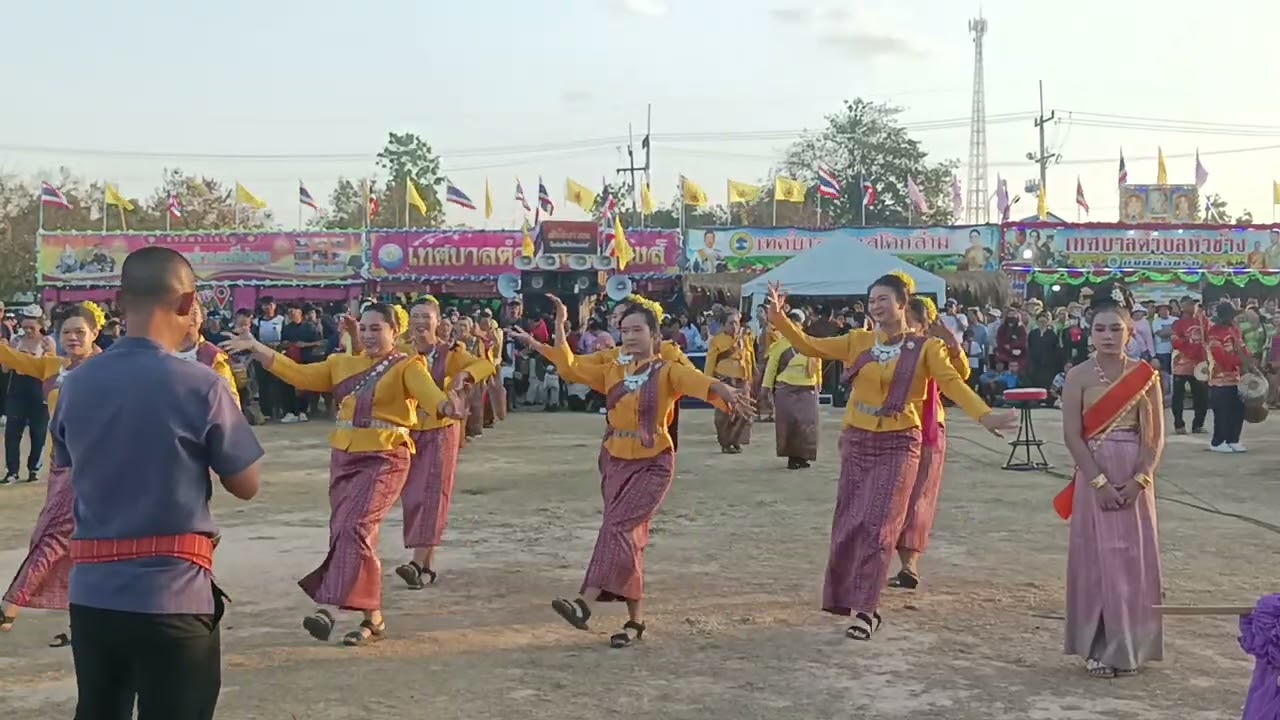 รำโชว์งานบวงสรวงพระพรหม
