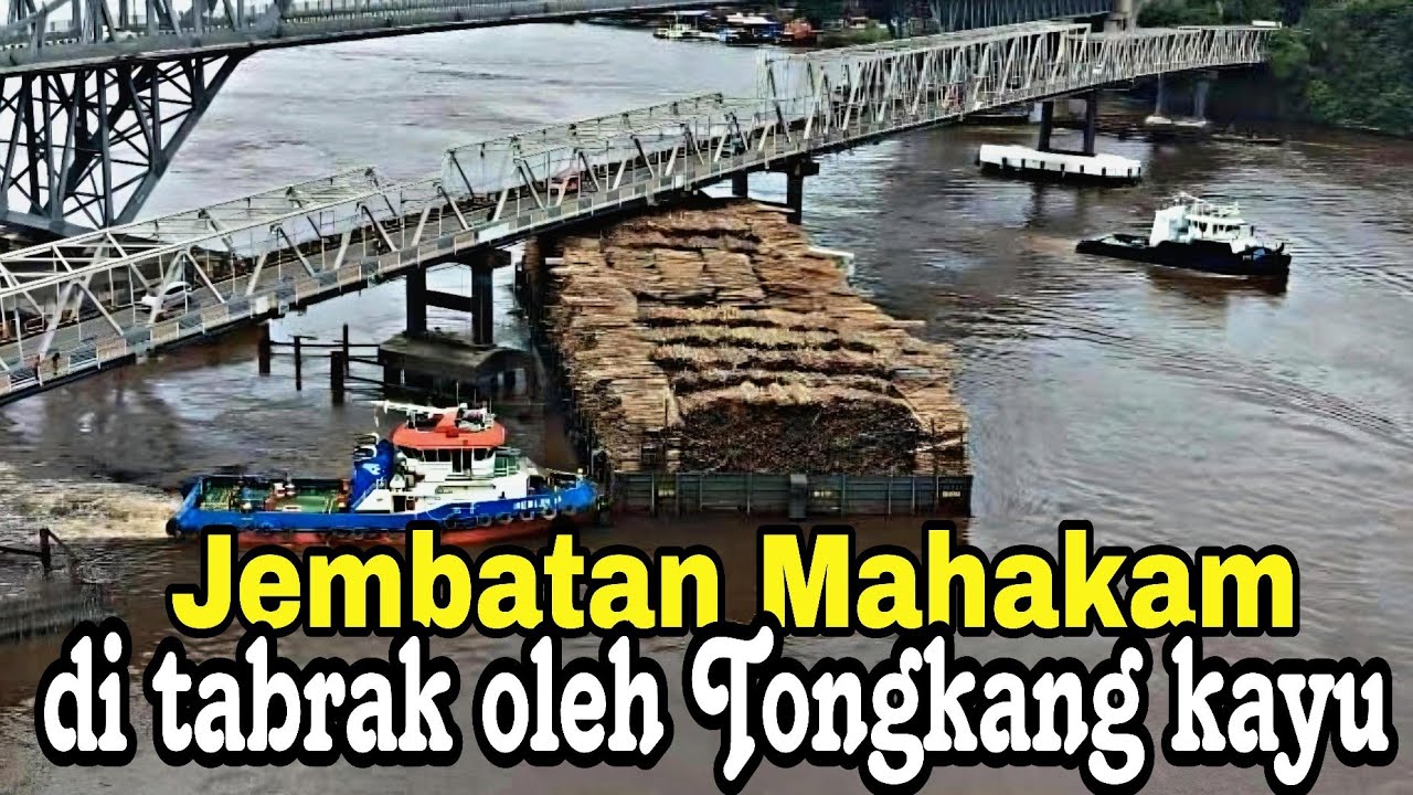 The Mahakam Bridge struck by a barge #tugboat #mahakambridge #barge