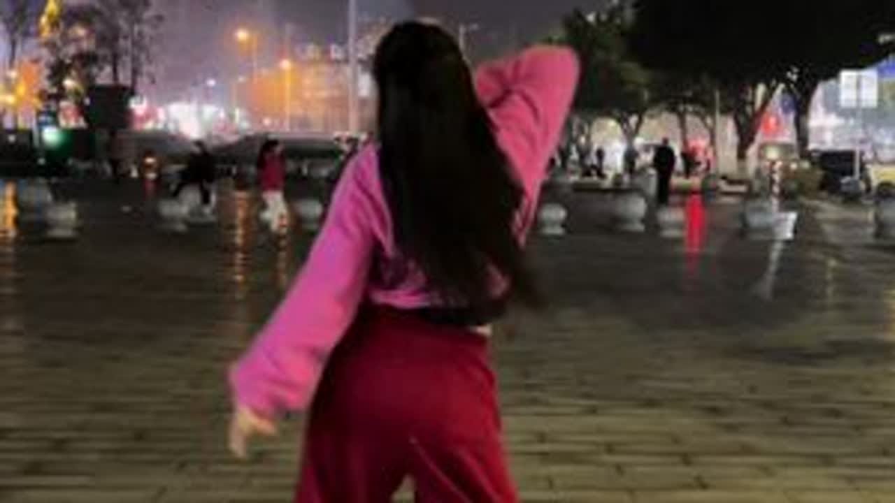 冬天跳这个舞很配哟#大风在刮大雪在下 #每一个舞蹈都有一个难忘的瞬间 #舞我所舞 乐在其中 #日常练舞记录