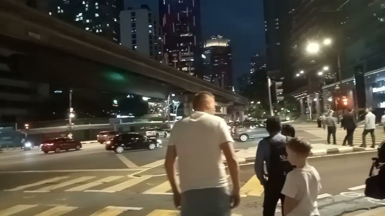 Jalan-Jalan Malam Di Kuala Lumpur Malaysia Menyaksikan Suasana Kota Di Malam Hari Yang Indah