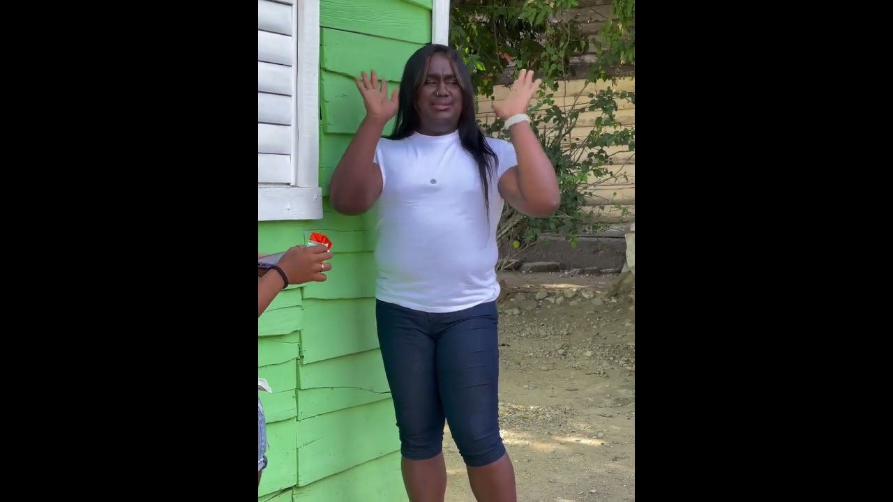 Mujer se burla de su vecino , pero mira lo que pasó 🤨