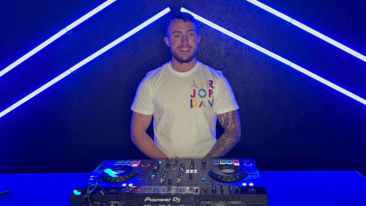 Seamus D in Djbox looking at the Pioneer DJ XDJ-RX3 Controller