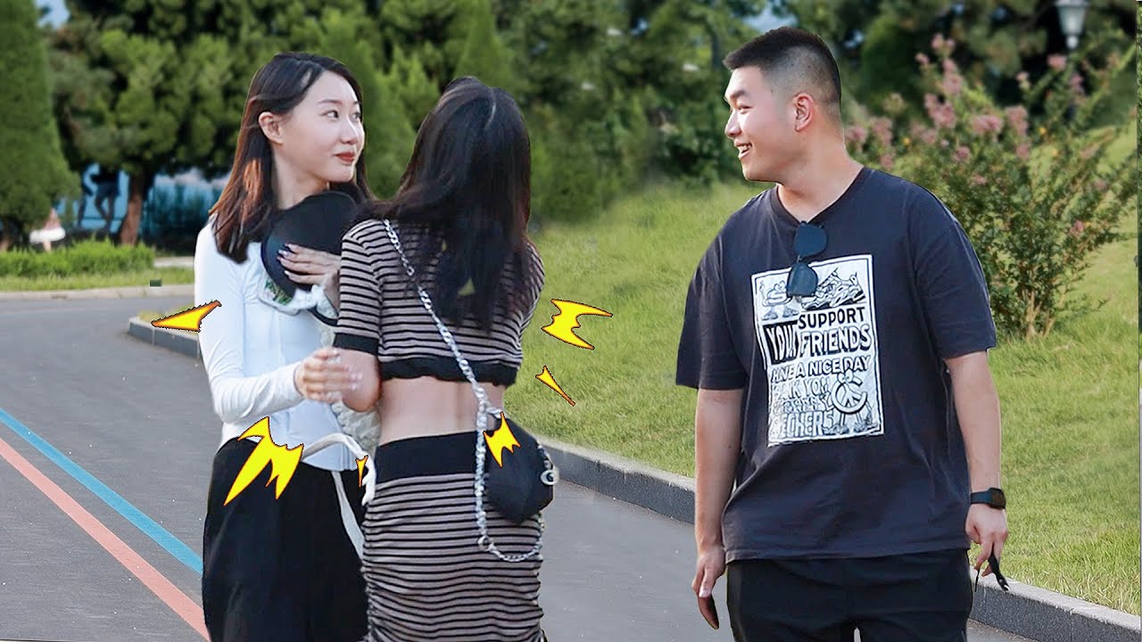 Two Girls Bump into Each Other While Staring at Men | Prank 当两个女生只顾看帅哥而相撞在一起，小哥哥们开心到露出后槽牙