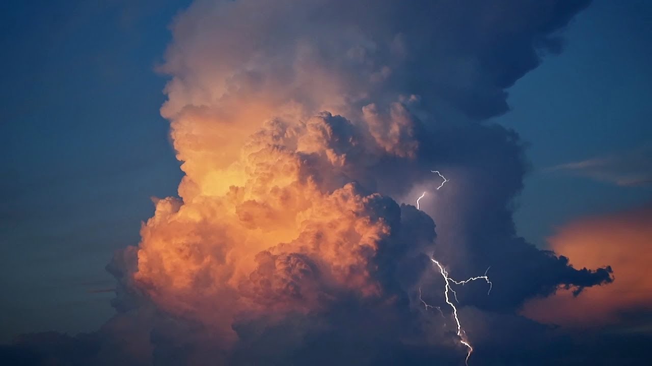 ラピュタ 竜の巣のような巨大入道雲と稲妻 2018/8/26